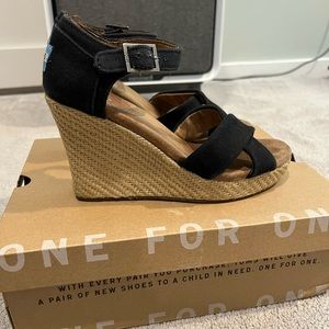 Toms black wedges in GUC. Size W6.